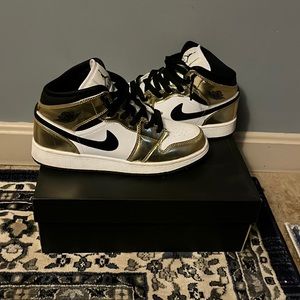 Air Jordan 1 metallic golds